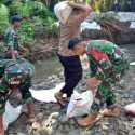 Cegah Kerawanan Banjir, Satgas Yonarmed 1 Kostrad Bantu Warga Bangun Tanggul Sungai