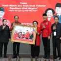 Megawati Serahkan Foto Peristiwa Batu Tulis ke Jokowi