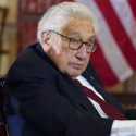 Di Beijing, Henry Kissinger Curhat Soal Hubungan Diplomatik dengan Menhan China