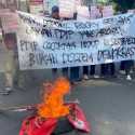 Sambil Bakar Bendera PDIP, Aktivis HMI Jakarta Kecam Pelaporan Rocky Gerung