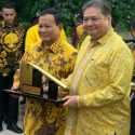 Beri Cangkul Emas ke Prabowo, Airlangga: InsyaAllah Februari 2024 Kita Panen