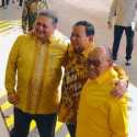 Sambangi Markas Golkar Pakai Batik Kuning, Prabowo Disambut Hangat Airlangga dan Ical