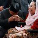 Ketika Prabowo Cium Tangan Istri Gus Dur
