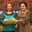 Terima Kunjungan Gloria Arroyo di Kediamannya, Megawati Beri Kain Batik