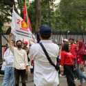 Bendera PDIP Berkibar di Kerumunan Simpatisan Prabowo-Gibran