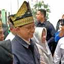 Disambut Gubernur Riau, Anies Dipakaikan Tanjak Melayu