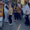 Menangkan Prabowo, Relawan Bagikan Paket Biskuit dan Susu di Stasiun Palmerah