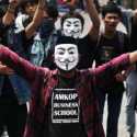 Gunakan Topeng Guy Fawkes, Mahasiswa Makassar Kritisi Perjalanan Demokrasi Sejak Reformasi