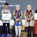 Kemnaker Beri Penghargaan Indonesian Migrant Worker Awards 2023 ke Pelindung PMI