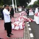 Bagikan Sembako di Depan Istana, Jokowi Dicurigai Sogok Rakyat