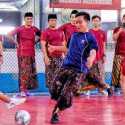 Kampanye di Cirebon, Gibran Senang Bisa Main Futsal Pakai Sarung bareng Santri