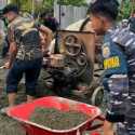 TNI AL Manunggal Bersama Rakyat Bangun Jalan di Nabire