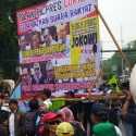 Unik, Aksi Buruh Bawa Spanduk Foto Komisioner KPU RI Lama