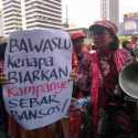 Aksi Emak-emak di Bawaslu Tuntut Dugaan Politisasi Bansos