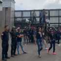 Dua Kelompok Massa Pendemo di Gedung DPR Saling Dorong dan Adu Mulut