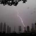 Hujan Disertai Petir Melanda Sebagian Wilayah Jakarta