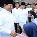 Prabowo Salim dan Peluk Anak-anak pada Momen Iduladha di Hambalang
