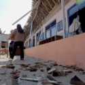Puluhan Murid Melihat Bangunan Sekolah Mereka Ambruk pada Hari Anak Nasional