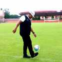 Pj Gubernur Aceh Cek Rumput Stadion Dimurthala Sambil <i>Juggling</i>