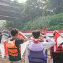 Momen Bendera Merah Putih 79 Meter Terbentang di Sungai Ciliwung