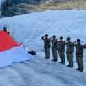 Diselimuti Salju, Merah Putih Berkibar di Puncak Tertinggi Indonesia Gunung Cartensz Papua