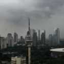 Langit Jakarta Berawan Tebal Pagi hingga Sore Hari