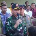 Kunjungi Barak Pengungsi