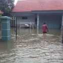 Banjir Mulai Surut, Warga Jombang Masih Bertahan di Pengungsian