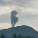 Gunung Ibu Meletus hingga 700 Meter ke Langit