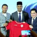 Pakai Peci Hitam, Patrick Kluivert Berpose Pegang Jersey Timnas Indonesia