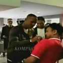 Kedatangan Patrick Kluivert di Soetta Disambut Antusias Suporter