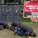 Mantan Kader PDIP Sujud Syukur di Depan Gedung KPK