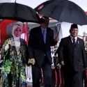 Momen <i>Sweet</i> Erdogan Gandeng Sang Istri Sambil Payungi Prabowo