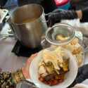 Ribuan Warga Antusias Santap Ketupat Sayur dan Opor Ayam di Istana