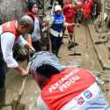 Relawan Pertamina Turun Lapangan Bantu Pembersihan Banjir Bekasi