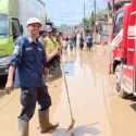 Damkar Bersihkan Lumpur Sisa Banjir di Perumahan PGP Bekasi