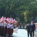 Bocah Sekolah Antusias Sambut Presiden Prancis di Istana Merdeka
