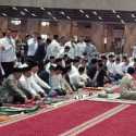 Prabowo Salat Ied di Shaf Depan, Samping Seskab Teddy