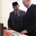 Putin Hadiahkan Buku Hingga Pedang Perwira untuk Prabowo