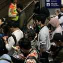 Penumpang Stasiun Palmerah dan Tanah Abang Menumpuk Imbas Gempa Bekasi