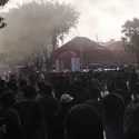 Demo di Depan Gedung Grahadi Surabaya: 12 Motor Dibakar, Dibalas Water Cannon