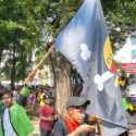 Bendera One Piece Berkibar di Depan Markas Brimob