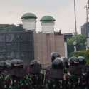 Demonstran Masuk Gedung DPR Tenang Dihadang TNI