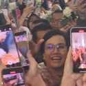 Tangis Sri Mulyani Pecah Saat Staf Kemenkeu Kompak Nyanyi dan Beri Bunga Mawar Putih