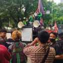 Massa Beratribut Ojol Datang Bawa Mobil Komando di Kawasan Patung Kuda