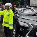 Mobil Lexus Tertimpa Pohon Tumbang, Pengemudi Tewas