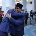 Jas Biru dan Pelukan Hangat Warnai Pertemuan Prabowo-Lula