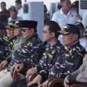 Prabowo-Gibran Kompak Pakai Jaket Loreng Saksikan Parade Kapal Perang
