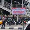 Spanduk Tangkap Jokowi di Depan Polisi