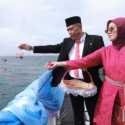 Kemensos dan TNI AL Gelar Upacara Tabur Bunga di Laut